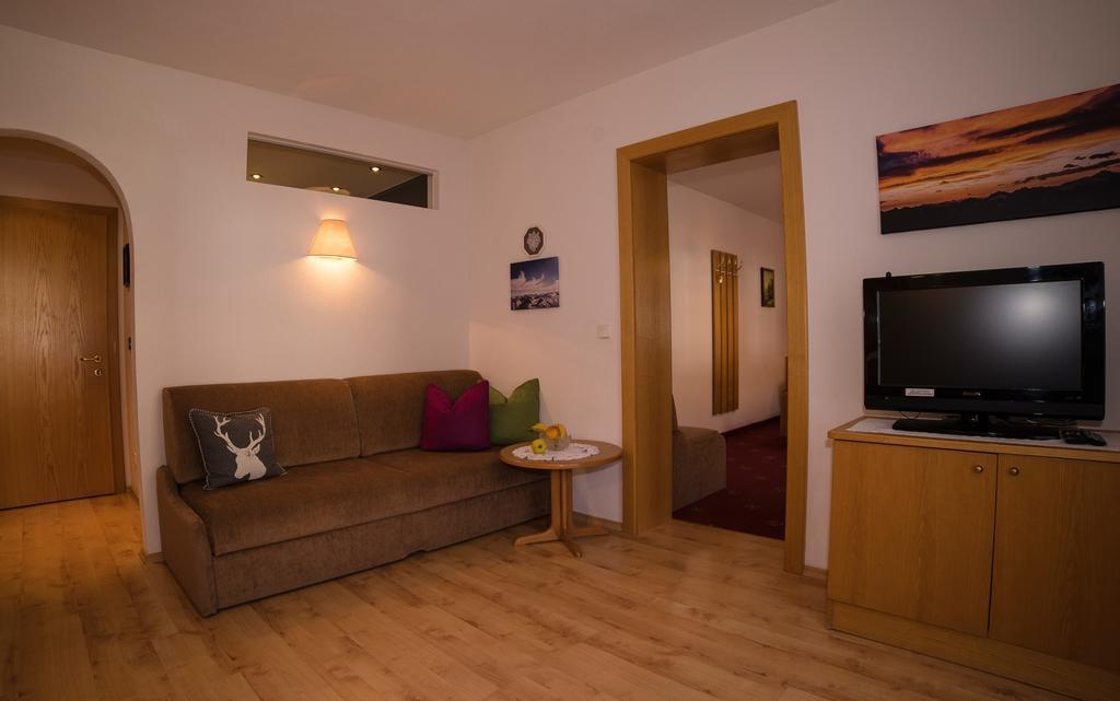 Alberts Bellevue Appartements Nauders Bilik gambar